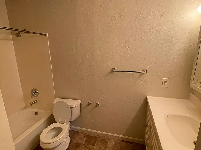 Chateau Apartments — Photo 28