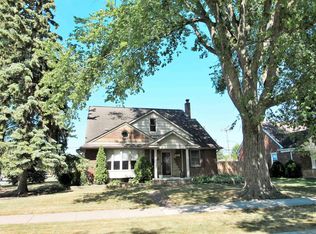 1424 Torrey Rd, Grosse Pointe Woods, MI 48236