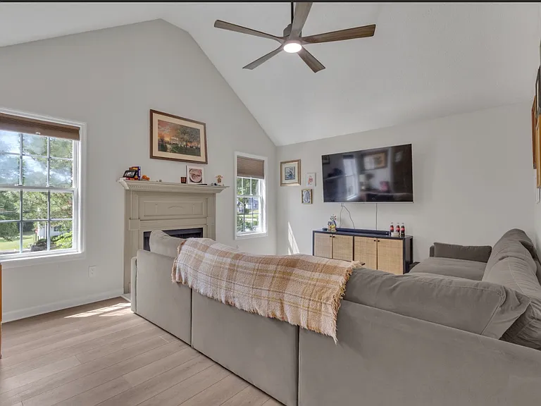 61 Brenda Ct — Photo 4