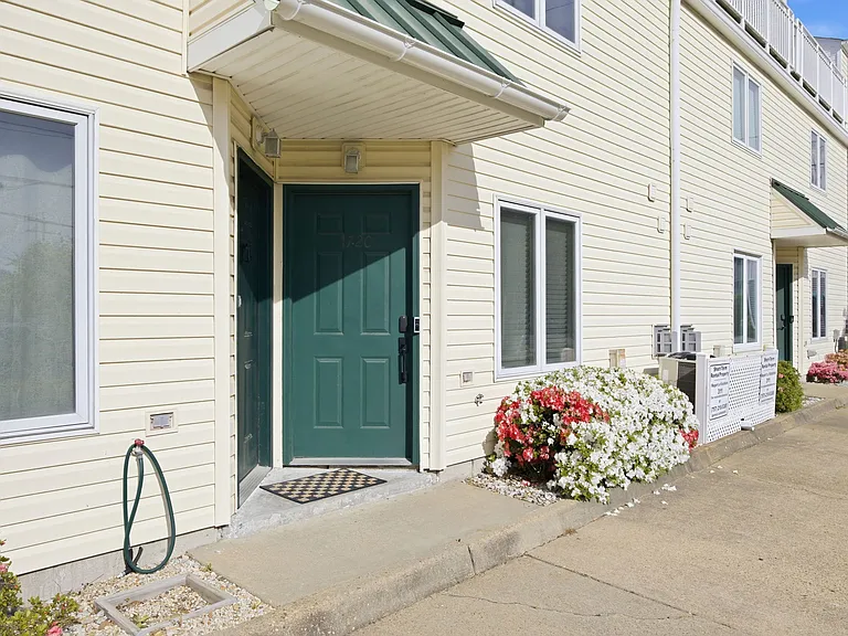 1720 Baltic Ave — Photo 39