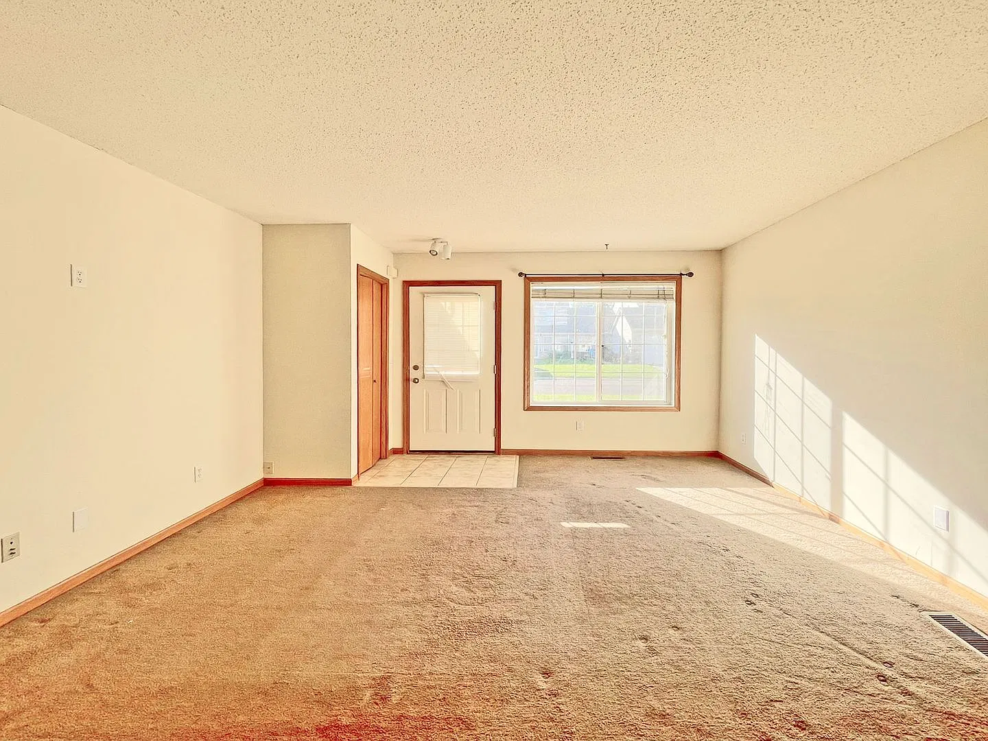 Newly Painted Townhome with Loft-Office and Attached Garage is ready for you! — Photo 2