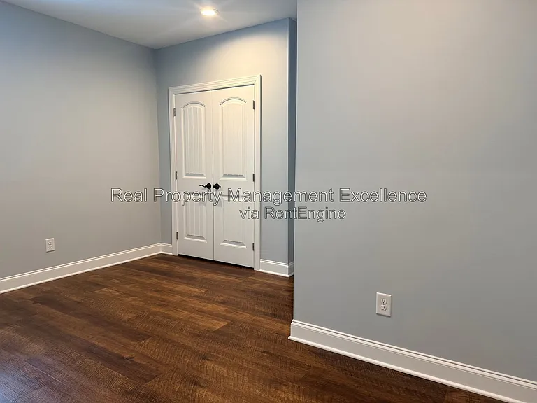 305 Holly Thorn Trce — Photo 20