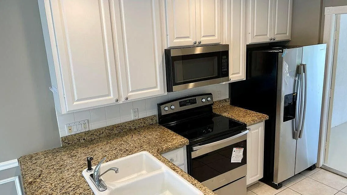 3 bed, 2.5 bath, 1298 sqft, $3,250 — Photo 2