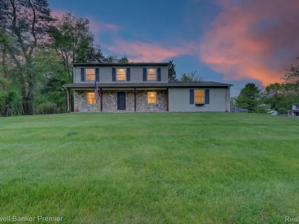 425 Arbor Pine Dr, Ortonville, MI 48462