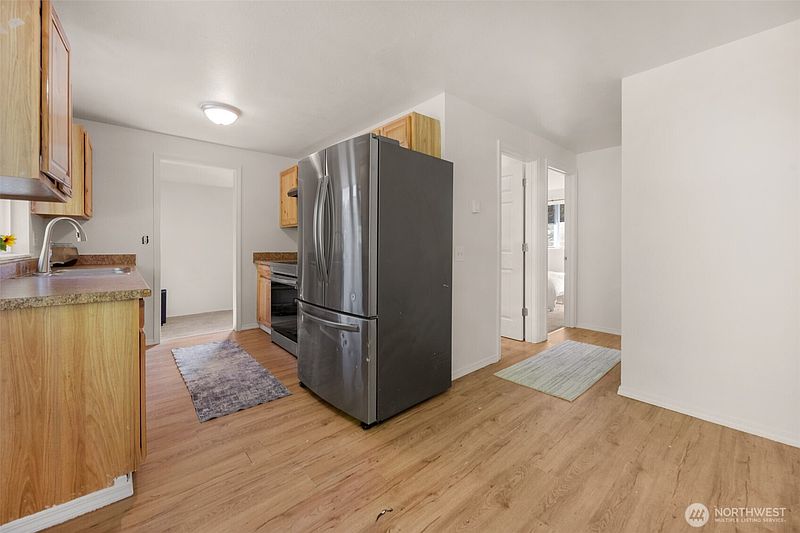 3rd image of 1401 Maple Avenue