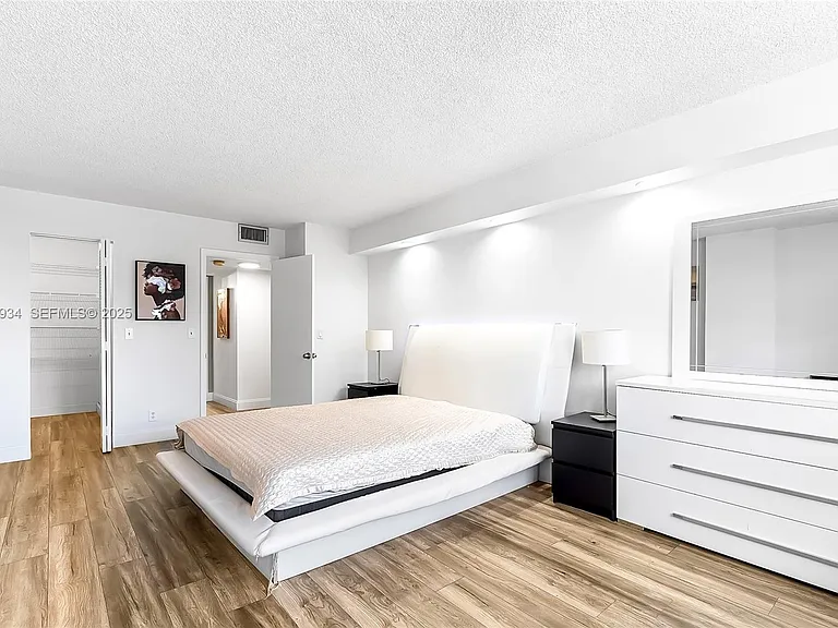 400 Leslie Dr #305 — Photo 12