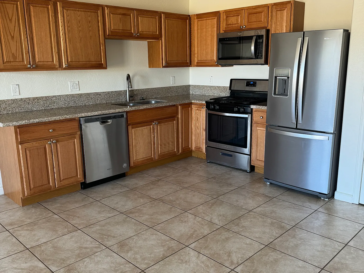 3 bed, 1275 sqft, $1,900 — Photo 4
