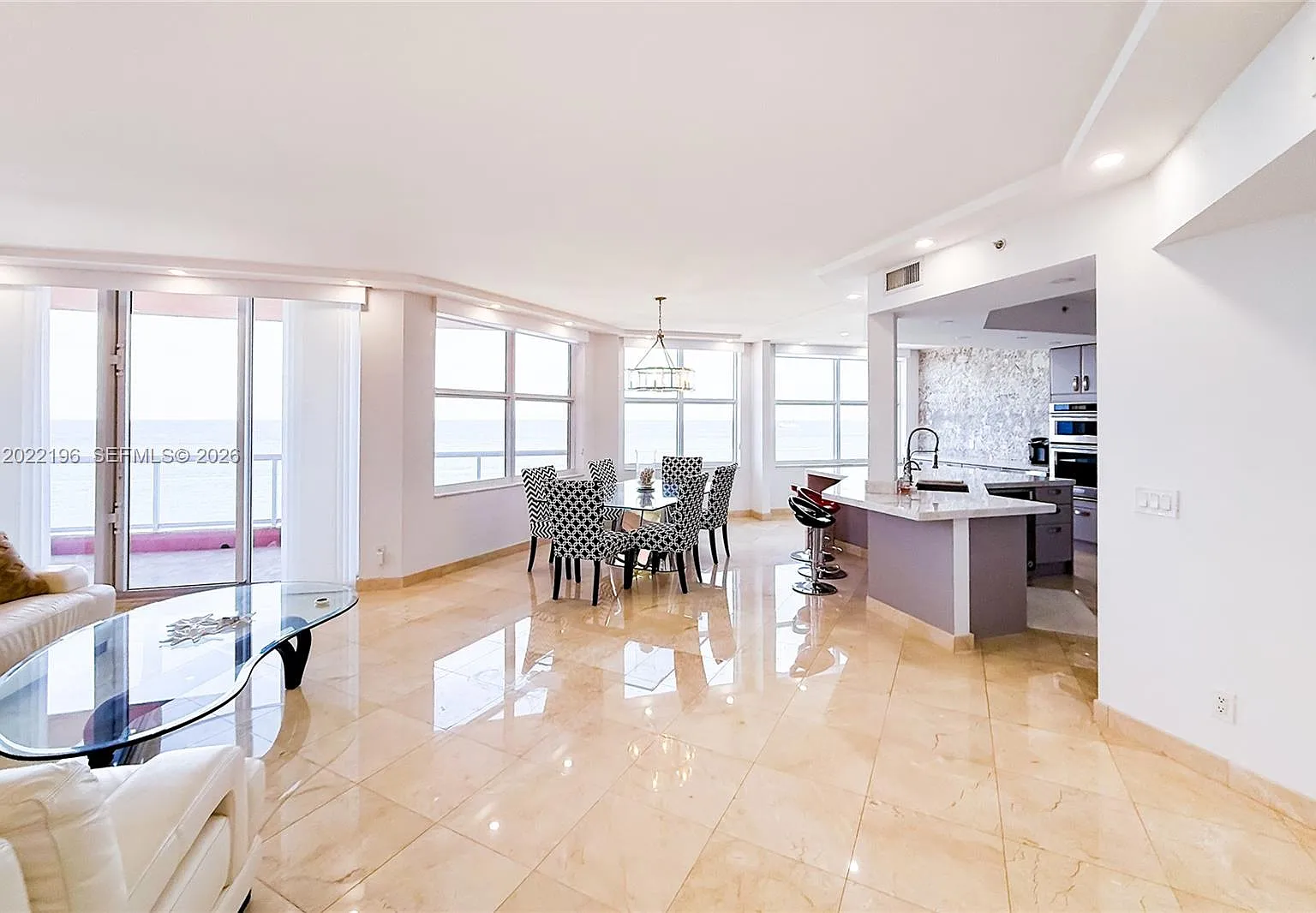 Palms Tower One Condo — Photo 4
