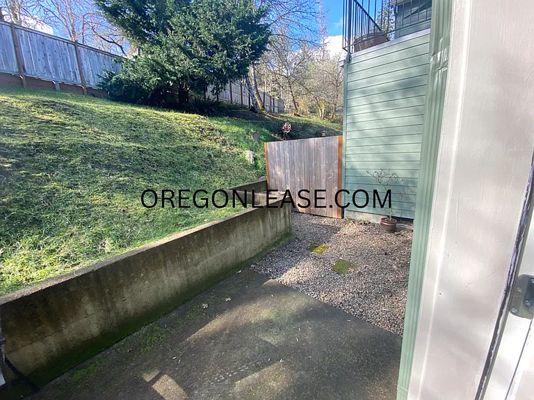 2 bed 2 bath South Eugene Townhome — Photo 10