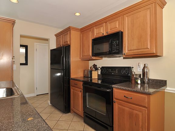 4th image of 13-7 Foxwood Dr