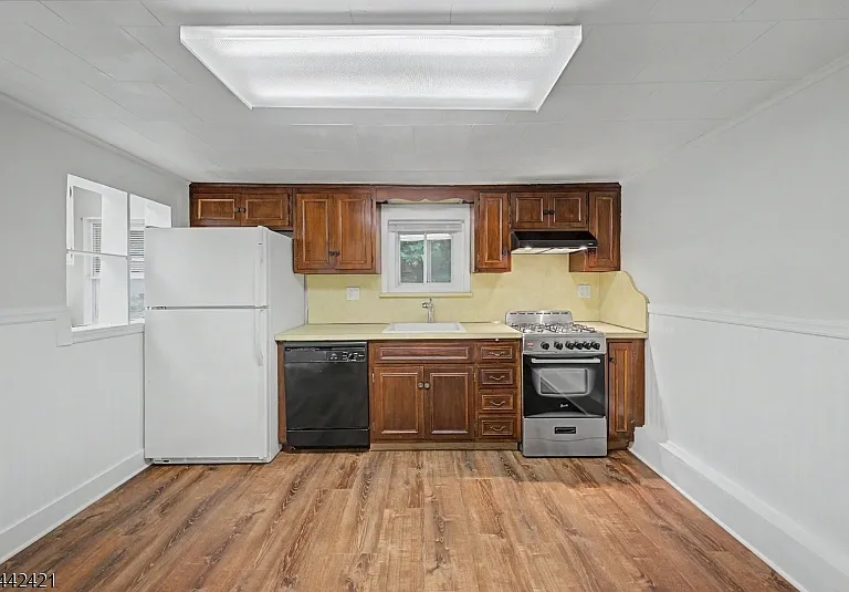 242 W Hanover Ave — Photo 9
