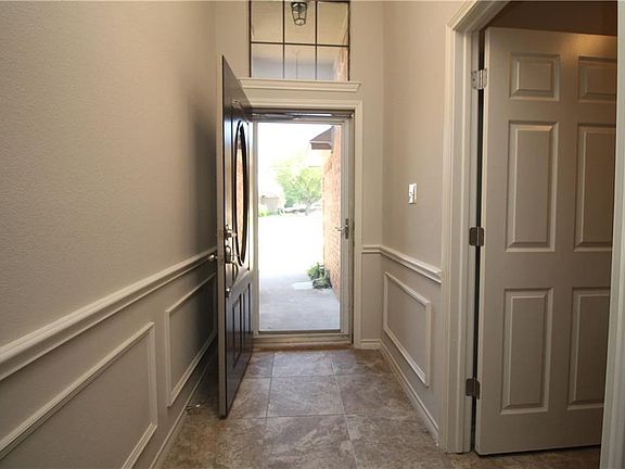 3rd image of 821 W Lynn Creek Dr