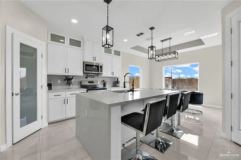 4 bed, 3.0 bath, 2150 sqft, $2,800 — Photo 4