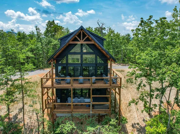 1874 Natures Ln, Sevierville, TN 37862