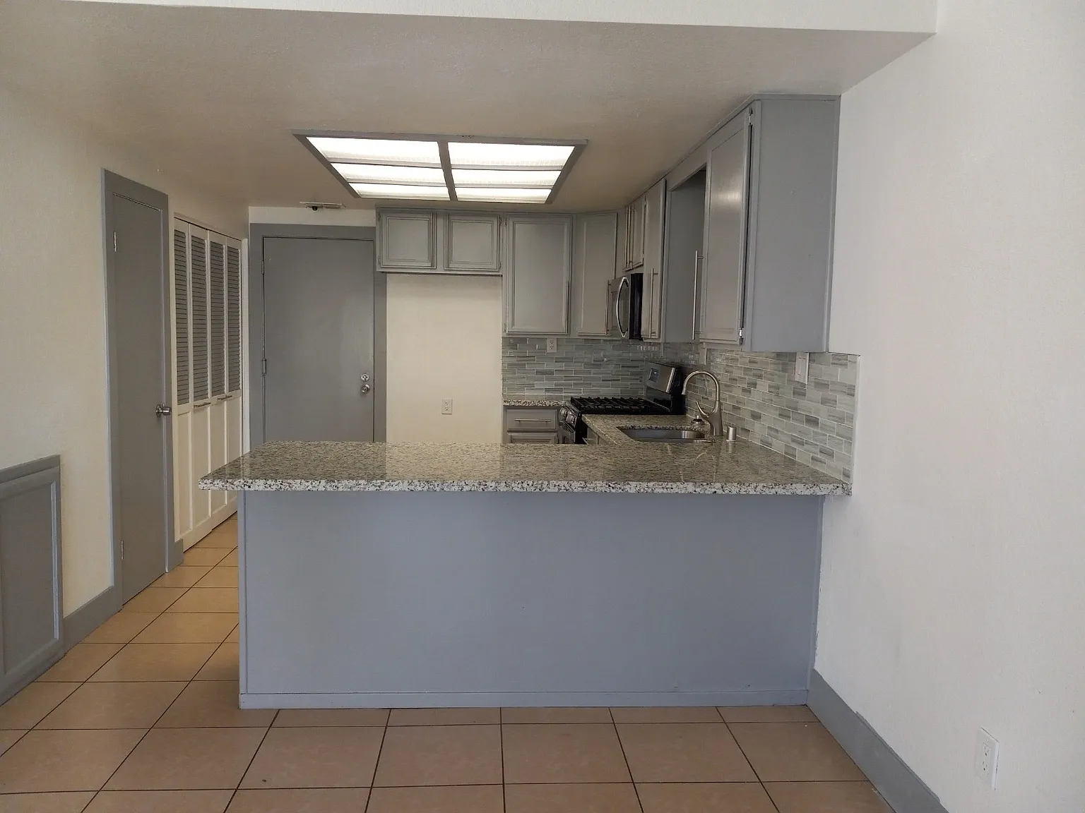 3 bed, 1111 sqft, $2,975 — Photo 3