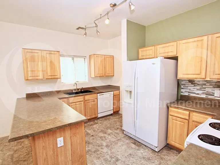 8363 S Hunnic Dr — Photo 2