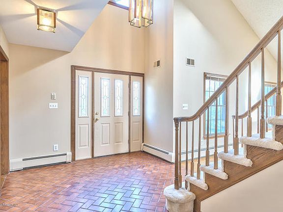 2nd image of 9 Magnolia Ln