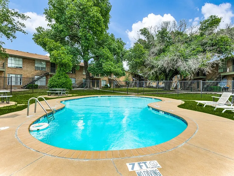 Dell Marr Allandell Apartments Pool