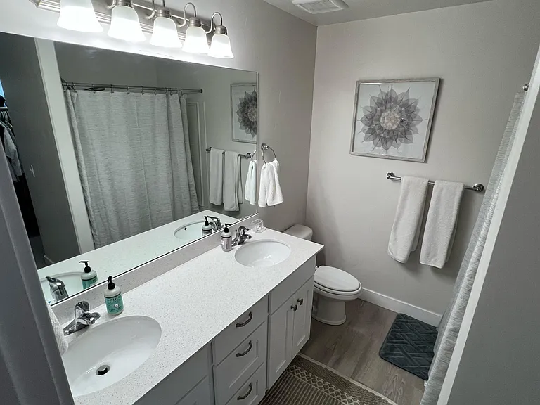 2374 W Howard St — Photo 12