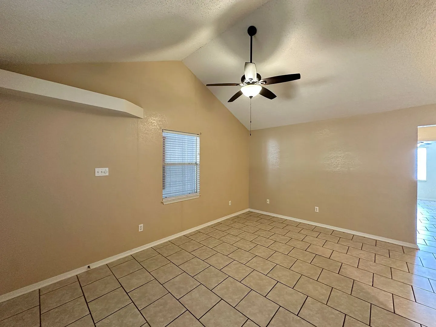 401 W Lincoln Ave — Photo 4