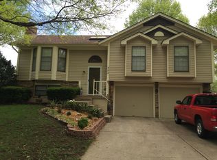 525 SE Brownfield Dr, Lees Summit, MO 64063