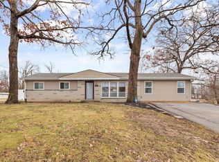 16 Meadow Dr, Fenton, MO 63026