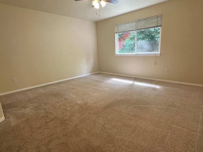 408 Saratoga St — Photo 16