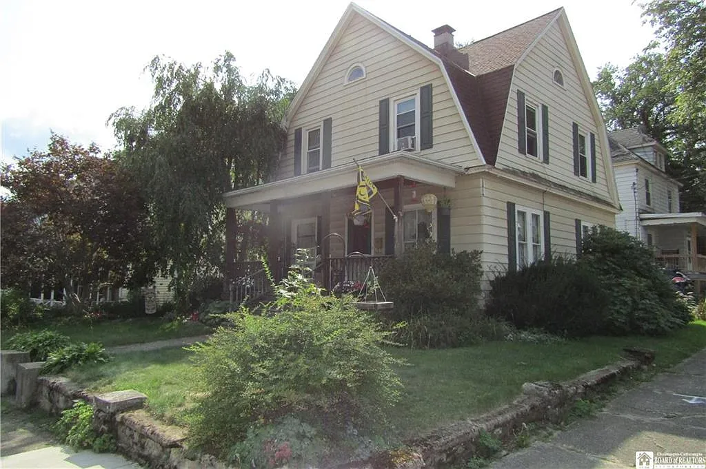 121 Bowen St photo 1