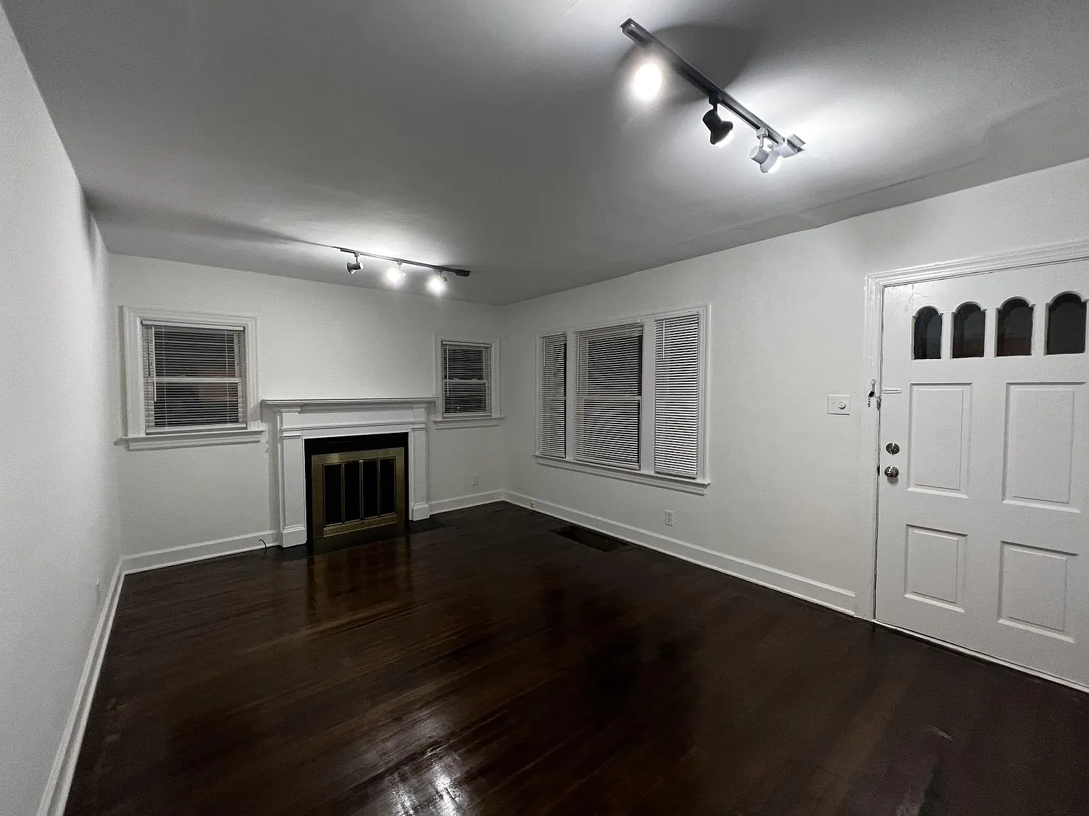 3 bed, 1.5 bath, 1244 sqft, $1,600 — Photo 3