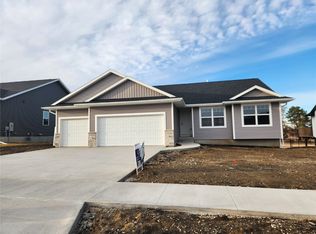 6714 Artesa Bell Dr SW, Cedar Rapids, IA 52404