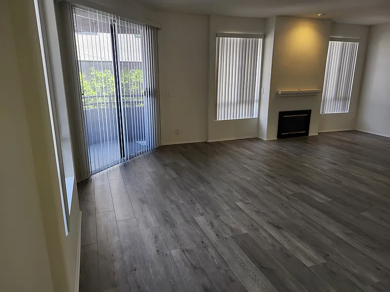 Cozy Fireplace, huge amount of space!