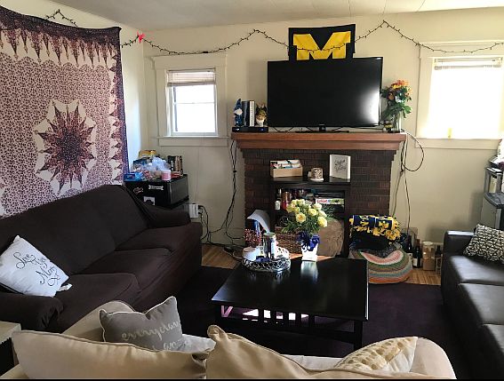2nd image of 915 Dewey Ave
