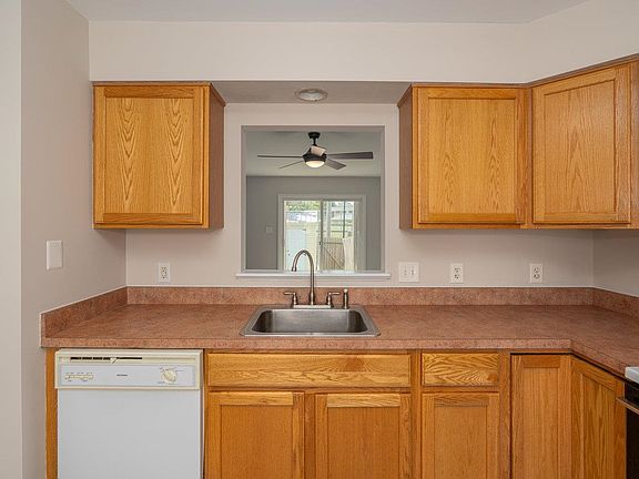 4th image of 272 Commerce Dr