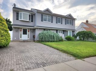 34 Arch Ln, Hicksville, NY 11801