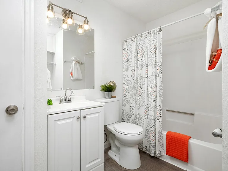 Surrey Court Apartments — Photo 14