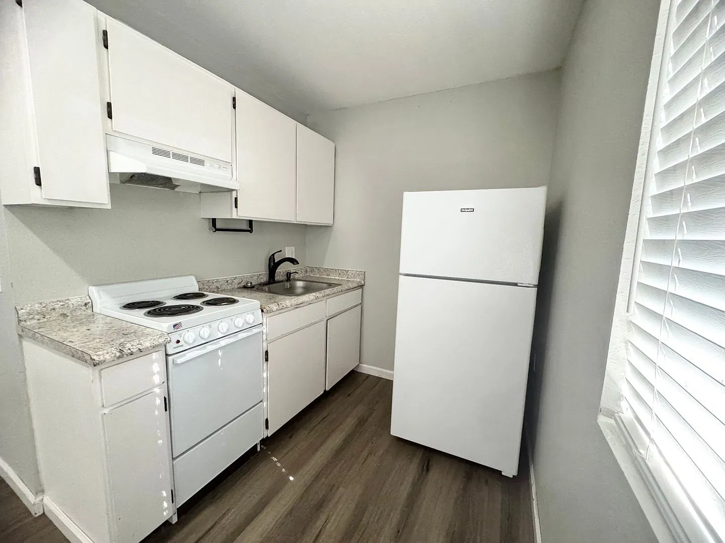 1252 Warner St — Photo 3