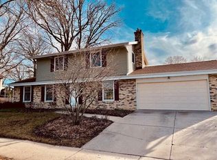 913 School Dr, Waukesha, WI 53189