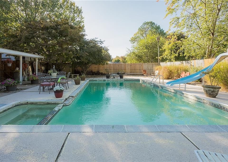 1st image of 2807 W Parkwood Dr