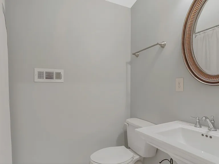 Upstairs Full Bathroom