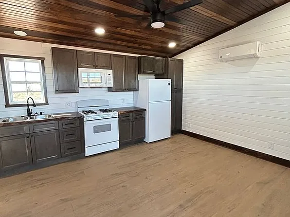 19279 S Kit Carson Rd, Yucca, AZ 86438