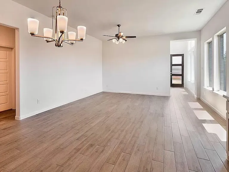 3101 Bell Flower Dr — Photo 2