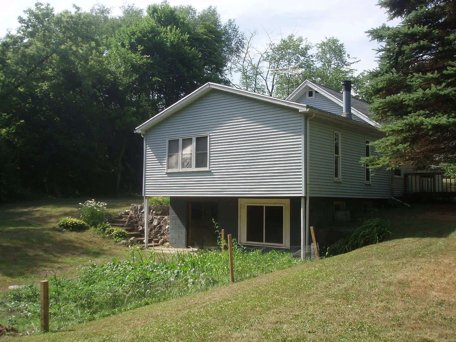633 Daniel St photo 1