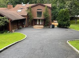 1 Brothers Ct, Dix Hills, NY 11746