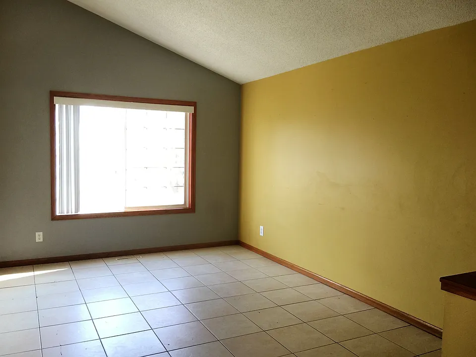 Large living room with tile flooring!