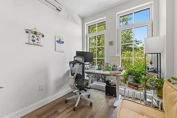 Office, photo 1