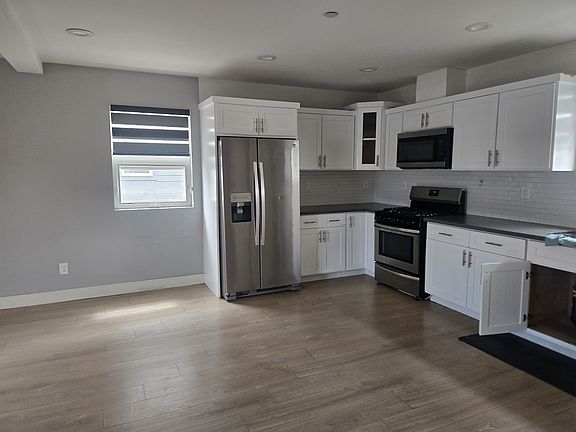 4th image of 1150 1/2 Hobart Blvd