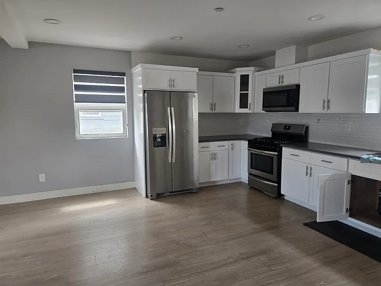 1150 1/2 Hobart Pl — Photo 4