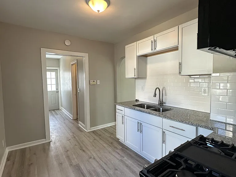 11021 Western Ave — Photo 19