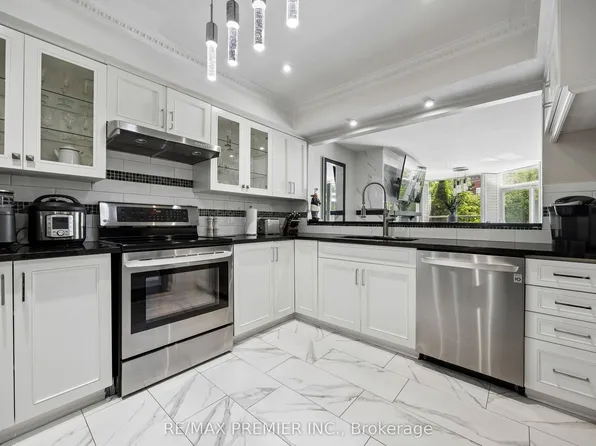 100 Arbors Ln #8, Vaughan, ON L4L 7G4