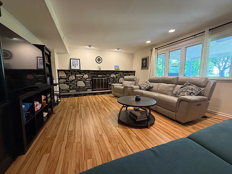 806 Warfield Ln — Photo 30